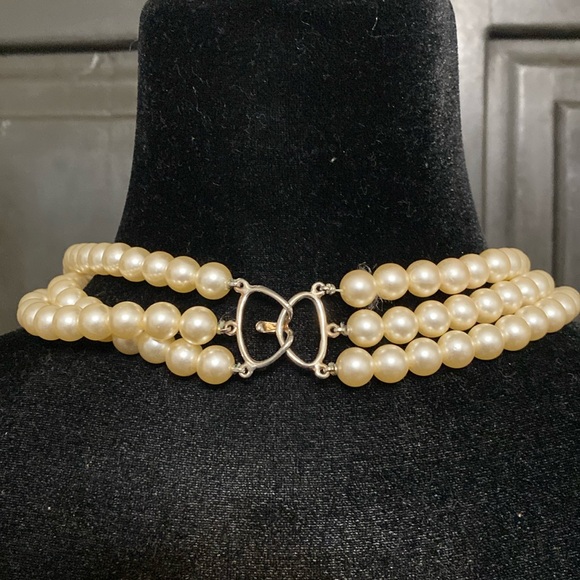 #5 - Vintage faux pearl 3 strand Choker with matching Hoop pierced Earrings - Picture 3 of 8